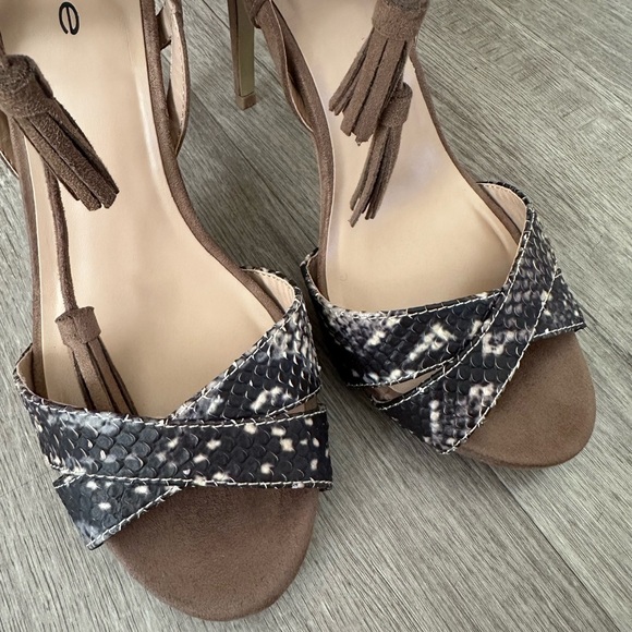BEBE Lea Tassel Tie Faux Suede Open Toe High Heels Tan Size 8 - Picture 4 of 11